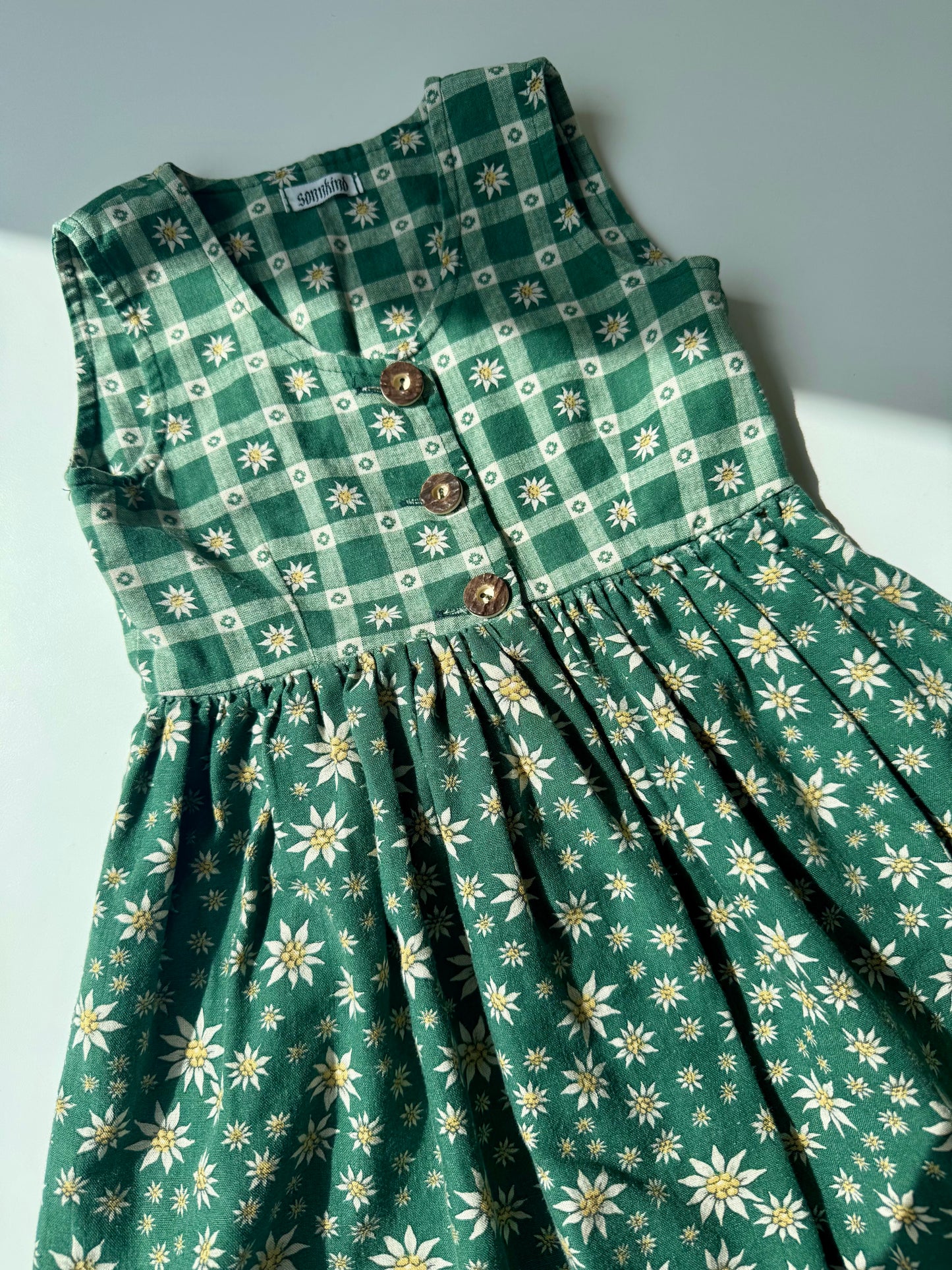 Super Sweet 90s Vintage Bavarian Edelweiss Cotton Dress