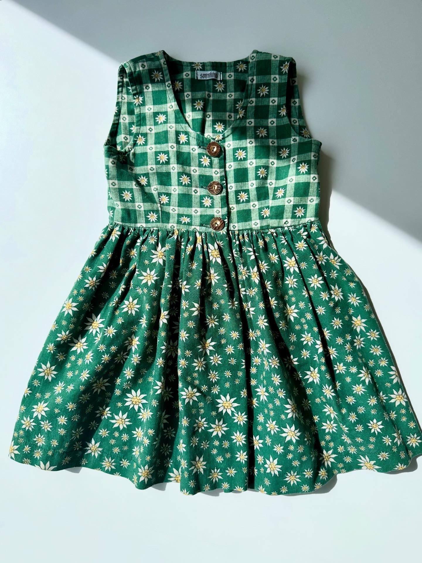 Super Sweet 90s Vintage Bavarian Edelweiss Cotton Dress