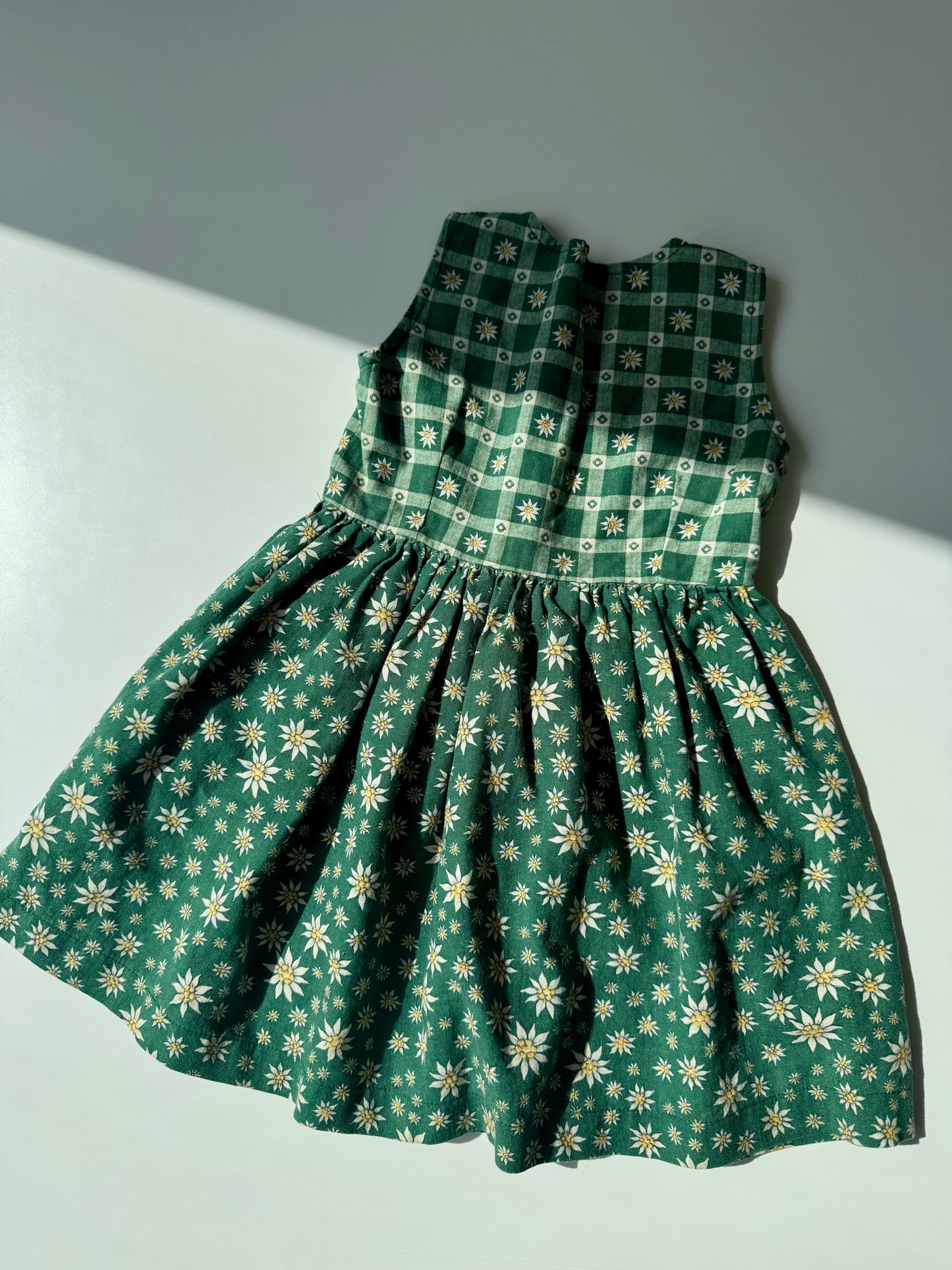 Super Sweet 90s Vintage Bavarian Edelweiss Cotton Dress